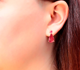 Золотые серьги с крупными насыщенными рубинами 7,55 карата и яркими «неоновыми» сапфирами