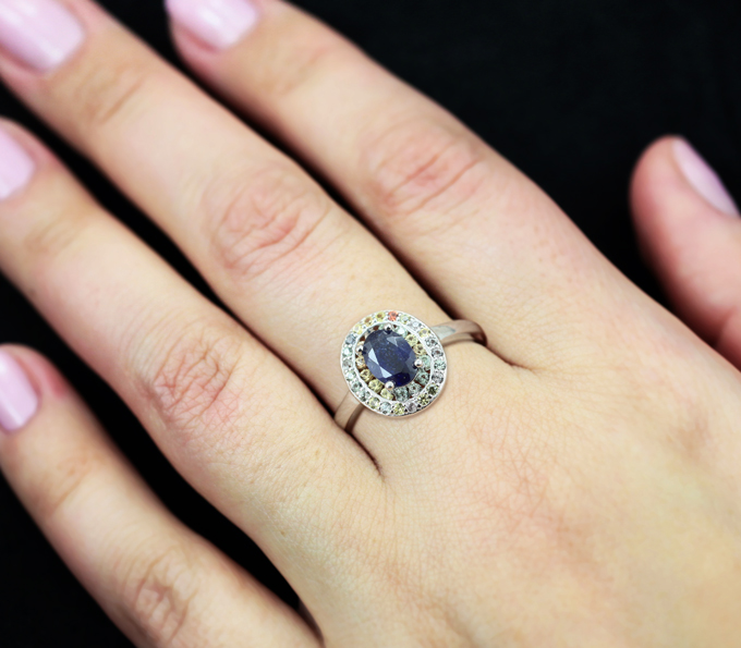 Серебряное кольцо с насыщенно-синим и разноцветными сапфирами бриллиантовой огранки