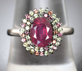 Праздничное серебряное кольцо с рубином и разноцветными сапфирами бриллиантовой огранки