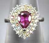 Замечательное серебряное кольцо с рубином топового цвета и разноцветными сапфирами бриллиантовой огранки