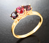Золотое кольцо с яркой земляничной и рубиновыми шпинелями 1,55 карата