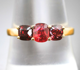 Золотое кольцо с яркой земляничной и рубиновыми шпинелями 1,55 карата