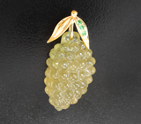 Крупный золотой кулон с резным гелиодором 29,77 карата и цаворитами