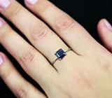 Изящное серебряное кольцо с насыщенно-синим сапфиром