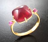 Золотое кольцо с крупным насыщенным рубином 7,9 карата и яркими «неоновыми» сапфирами