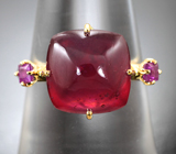 Золотое кольцо с крупным насыщенным рубином 7,9 карата и яркими «неоновыми» сапфирами
