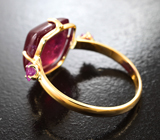 Золотое кольцо с крупным насыщенным рубином 7,9 карата и яркими «неоновыми» сапфирами
