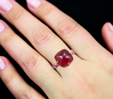 Золотое кольцо с крупным насыщенным рубином 7,9 карата и яркими «неоновыми» сапфирами