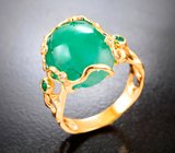 Золотое кольцо с крупным полихромным уральским изумрудом 8,25 карата, яркими ограненными изумрудами и бриллиантами