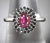Серебряное кольцо с насыщенным рубином и черными шпинелями