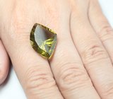 Крупный лимонный цитрин лазерной огранки 15,75 карата 