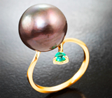 Золотое кольцо с крупной черной морской жемчужиной 17,5 карата и «неоновыми» уральскими изумрудами