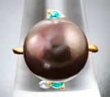 Золотое кольцо с крупной черной морской жемчужиной 17,5 карата и «неоновыми» уральскими изумрудами