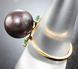 Золотое кольцо с крупной черной морской жемчужиной 17,5 карата и «неоновыми» уральскими изумрудами