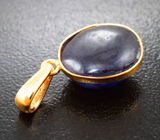 Золотой кулон с насыщенным фиолетово-синим сапфиром крафтовой формы 12,33 карата