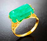 Золотое кольцо с крупным полихромным уральским изумрудом авторской формы 6,7 карата
