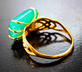 Золотое кольцо с крупным полихромным уральским изумрудом авторской формы 6,7 карата