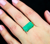 Золотое кольцо с крупным полихромным уральским изумрудом авторской формы 6,7 карата