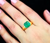Золотое кольцо с крупным уральским изумрудом классической огранки 2,95 карата и бриллиантами