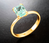 Золотое кольцо с "неоновым" мятно-зеленым уральским изумрудом 1,45 карата