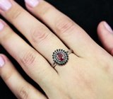 Превосходное серебряное кольцо с ярким насыщенным рубином и черными шпинелями