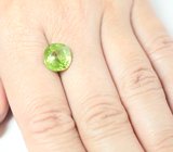 Крупный желтовато-зеленый сфен 5,4 карата 