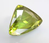 Крупный желтовато-зеленый сфен 6,81 карата 