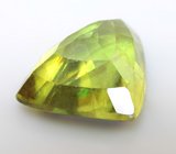 Крупный желтовато-зеленый сфен 6,81 карата 