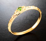 Золотое текстурированное кольцо с чистейшим ярким уральским демантоидом 0,07 карата