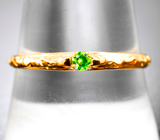 Золотое текстурированное кольцо с чистейшим ярким уральским демантоидом 0,07 карата