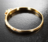 Золотое текстурированное кольцо с чистейшим ярким уральским демантоидом 0,07 карата