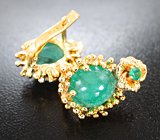 Золотые серьги с насыщенными кабошонами и яркими «неоновыми» уральскими изумрудами 5,95 карата