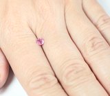 Пурпурно-розовая "неоновая" шпинель 0,34 карата 