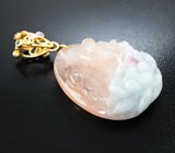 Крупный золотой кулон с резным полихромным бериллом 86,9 карата, апатитами и розовыми сапфирами