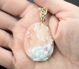 Крупный золотой кулон с резным полихромным бериллом 86,9 карата, апатитами и розовыми сапфирами