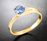 Золотое кольцо с ярким васильковым сапфиром 0,96 карата и бесцветными топазами
