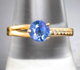 Золотое кольцо с ярким васильковым сапфиром 0,96 карата и бесцветными топазами