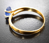 Золотое кольцо с ярким васильковым сапфиром 0,96 карата и бесцветными топазами