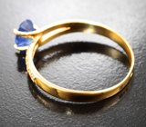 Золотое кольцо с ярким васильковым сапфиром 0,96 карата и бесцветными топазами