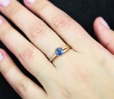 Золотое кольцо с ярким васильковым сапфиром 0,96 карата и бесцветными топазами