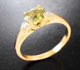 Золотое кольцо c ярким желто-зеленым сфеном 0,87 карата и бесцветными цирконами