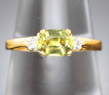 Золотое кольцо c ярким желто-зеленым сфеном 0,87 карата и бесцветными цирконами