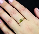 Золотое кольцо c ярким желто-зеленым сфеном 0,87 карата и бесцветными цирконами
