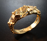 Текстурированное золотое кольцо с уральскими александритами высокой чистоты 1,32 карата и бриллиантами