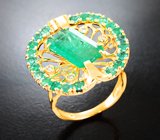 Эффектное коктейльное золотое кольцо с уральским изумрудом высоких характеристик 2,65 карата, россыпью малых изумрудов и бриллиантов