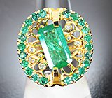 Эффектное коктейльное золотое кольцо с уральским изумрудом высоких характеристик 2,65 карата, россыпью малых изумрудов и бриллиантов