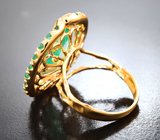 Эффектное коктейльное золотое кольцо с уральским изумрудом высоких характеристик 2,65 карата, россыпью малых изумрудов и бриллиантов