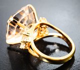 Массивное золотое кольцо с крупным необлагороженным империал топазом 26,7 карата и лейкосапфирами