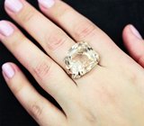 Массивное золотое кольцо с крупным необлагороженным империал топазом 26,7 карата и лейкосапфирами