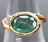 Золотое текстурированное кольцо с насыщенным уральским изумрудом 2,6 карата